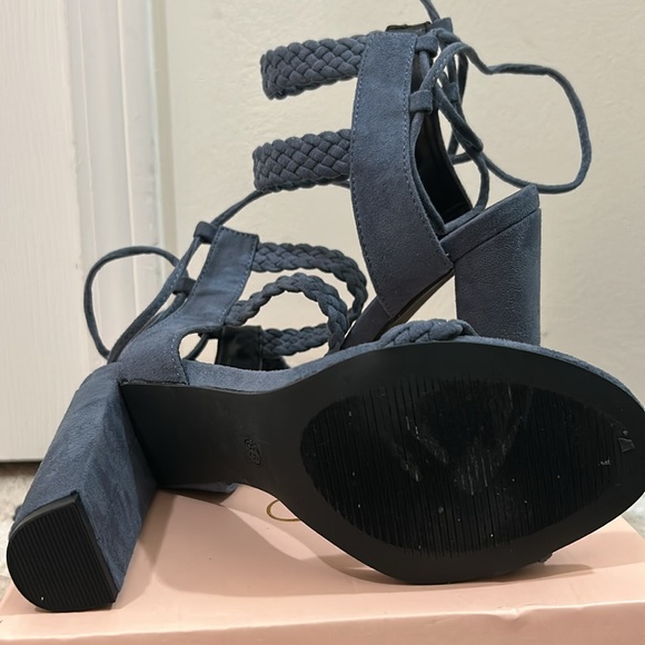 So me heels - Picture 3 of 3